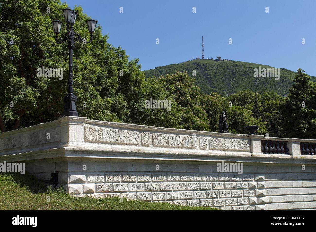 Blick auf den wunderschönen Berg Maschuk von Pyatigorsk, Kaukasus, Russland Stockfoto