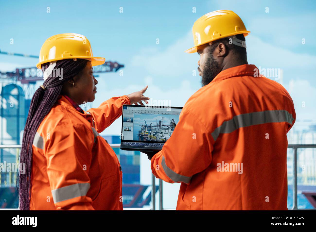 Offshore-Plattform-Engineering-Team mit Laptop-Software-Schnittstelle zur Verfolgung der Produktionseffizienz. Das Bohrfahrzeug-Team verwendet das Armaturenbrett für das Notebook-Programm, um die Sensorwerte der Ausrüstung zu überprüfen Stockfoto