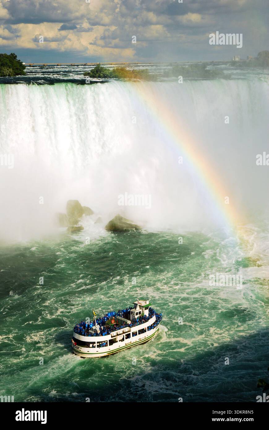 Das Maid of the Mist Tour Boot hält an den Canadian Falls in Niagara Falls, Ontario, als sich ein Regenbogen im Nebel entwickelt Stockfoto