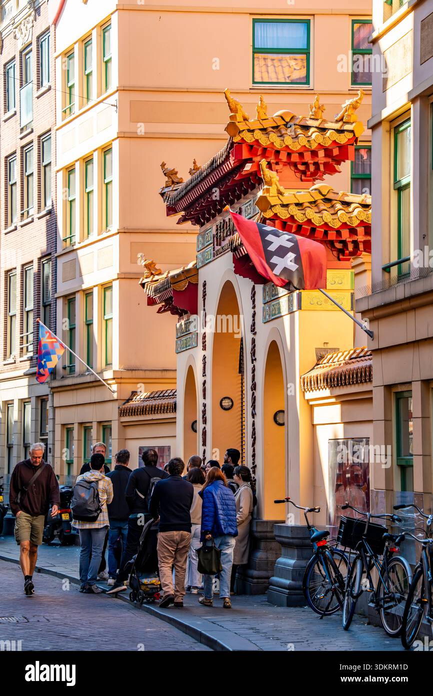 Touristen auf einem Spaziergang vor den Toren zum buddhistischen Tempel Fo Guang Shan He Hua Amsterdam Niederlande Stockfoto