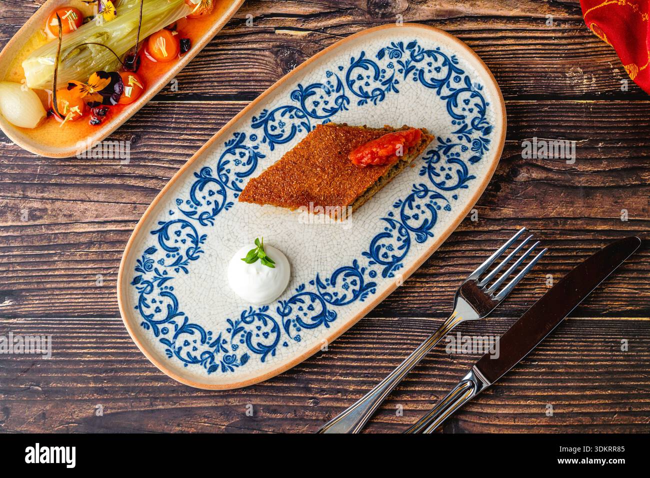 Moderne Interpretation traditioneller türkischer Bulgur-Fleischbällchen Stockfoto