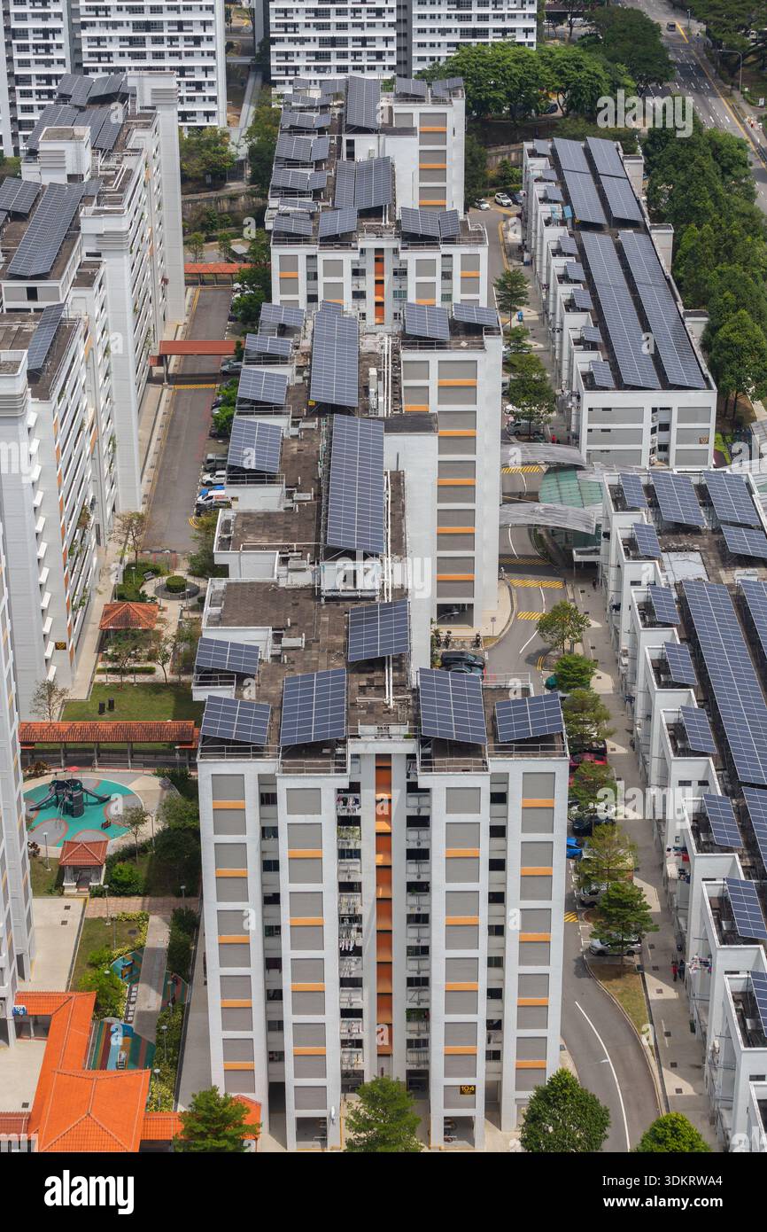 Luftaufnahme der Solarpaneele, die auf dem Dach öffentlicher Gehäuse installiert sind. Stockfoto