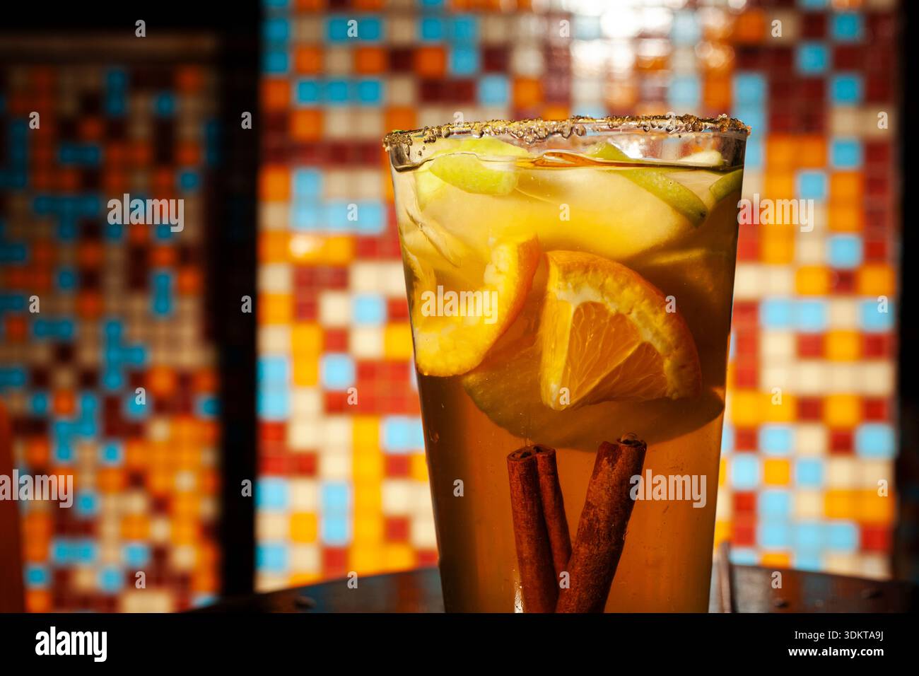Oberseite des Getränkeglases mit Früchten vor gefliestem Hintergrund Stockfoto