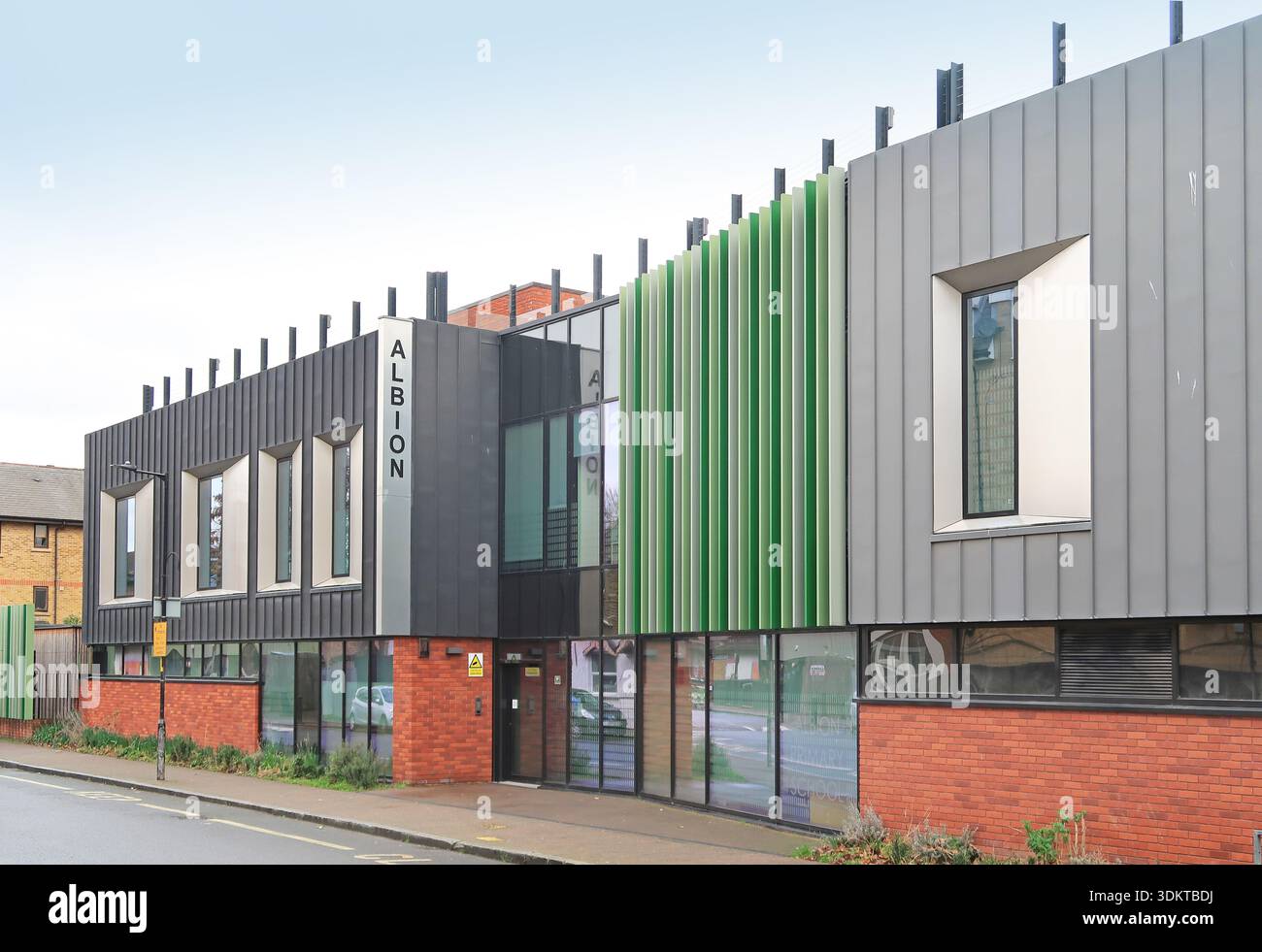 Die Albion Primary School, Albion Street, Rotherhithe, London, Großbritannien. Entworfen von Haverstock Associates. Außenansicht. Stockfoto