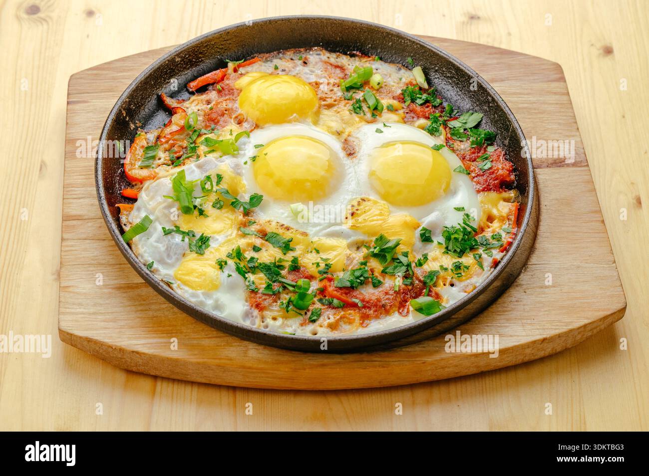 Shakshuka mit Kräutern in einer Pfanne Stockfoto