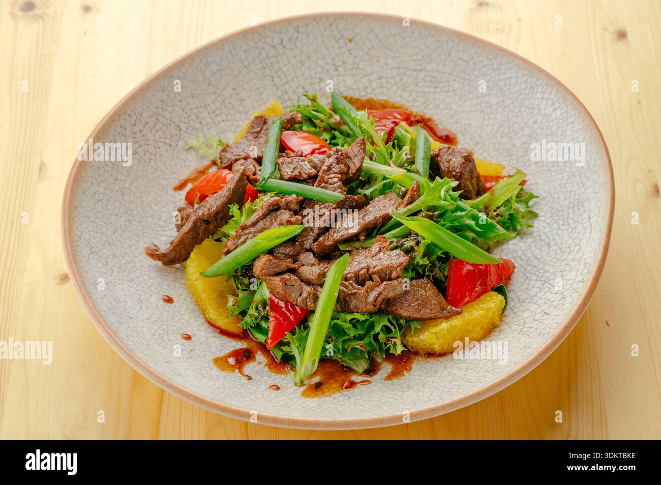 Salat mit Kräutern und Rindfleisch Stockfoto