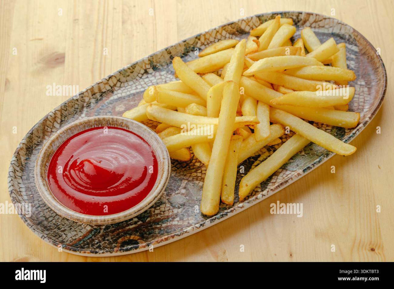 Frittierte Pommes frites auf einem Teller mit Sauce Stockfoto