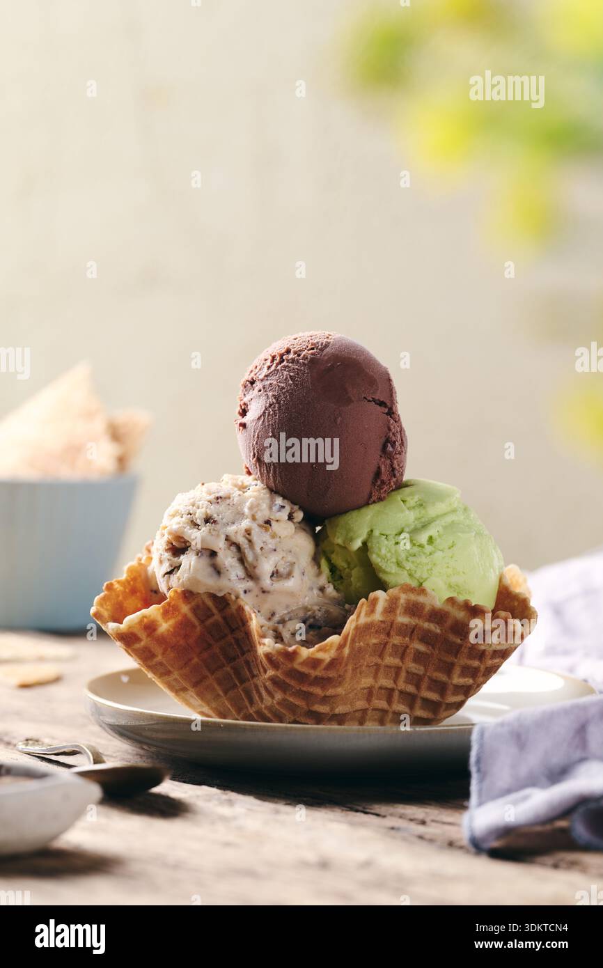 Verschiedene Eiskugeln in Waffelschale Stockfoto