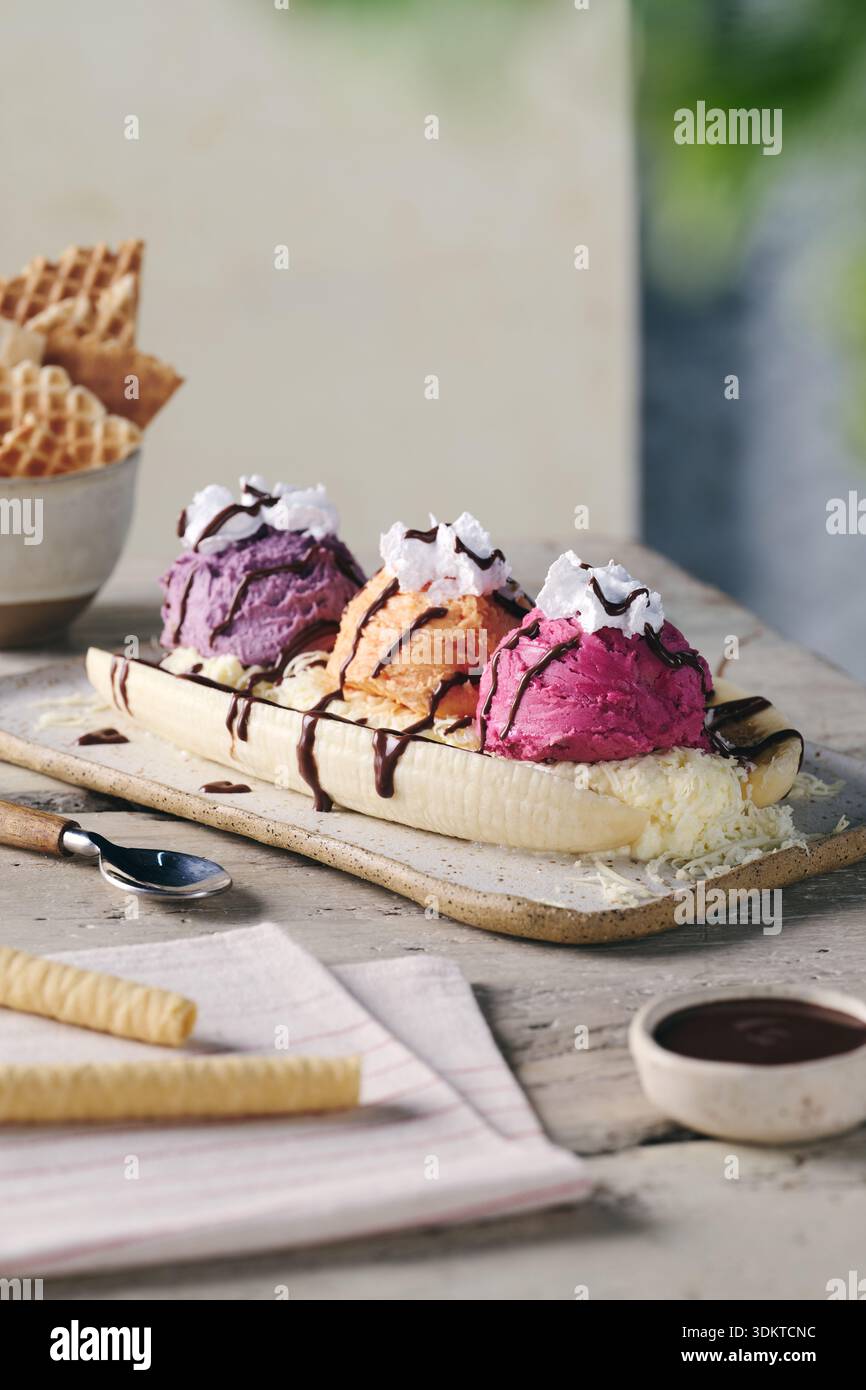 Bunte Bananenstücke mit verschiedenen Eiskugeln Stockfoto