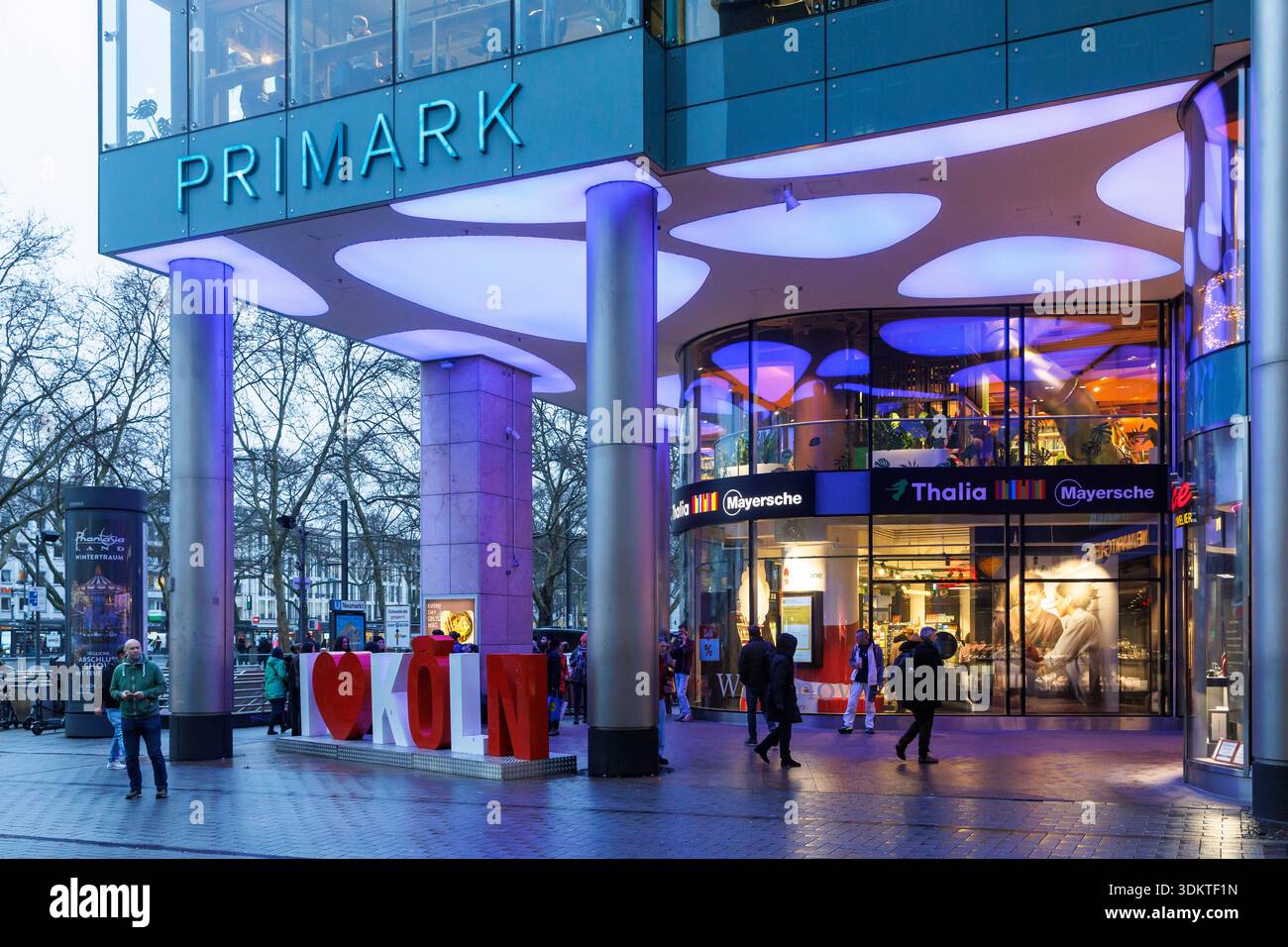Eingangsbereich zur Neumarkt Galerie im Stadtzentrum, Thalia Mayersche Buchhandlung, Schriftskulptur „I love Cologne“, Köln, Deutschland. Eingangs Stockfoto