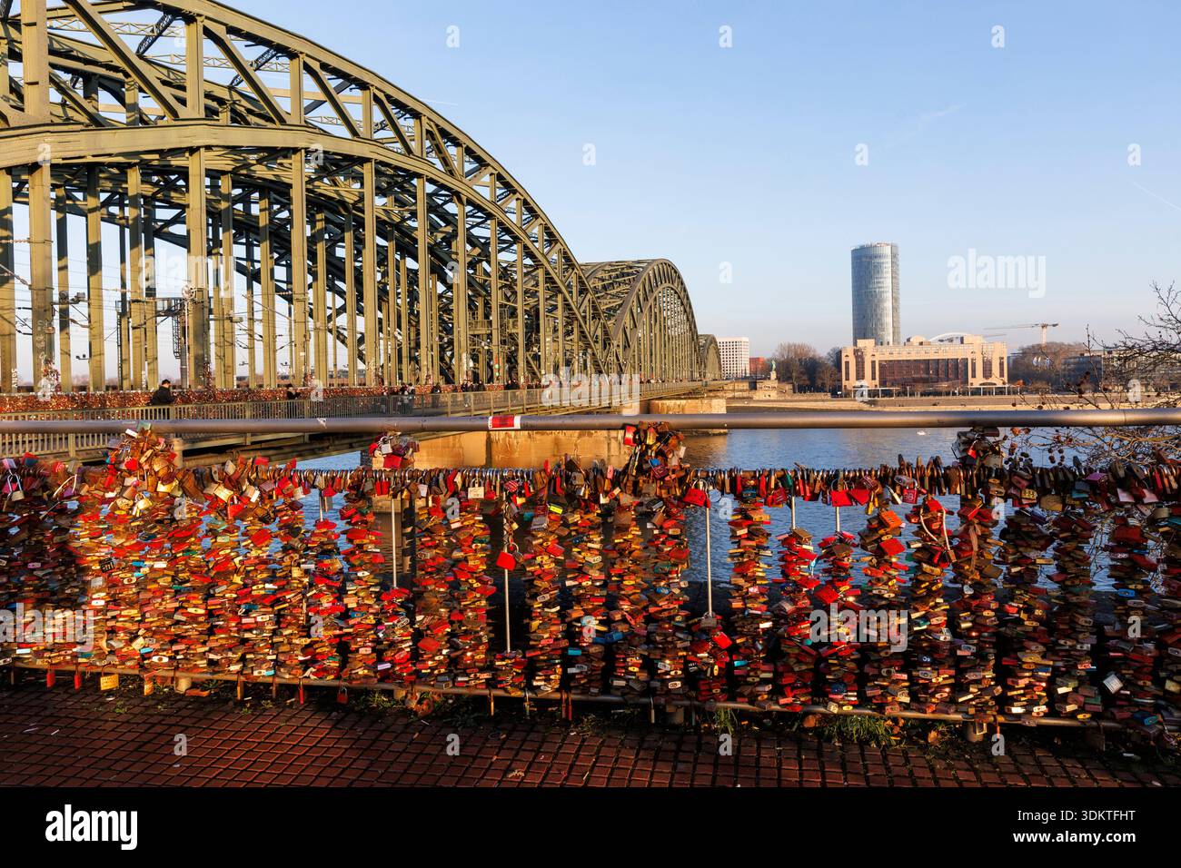 Love Loses an der Hohenzollernbrücke, Blick über den Rhein zum Wolkenkratzer des KoelnDreiecks und dem Hyatt Hotel im Deutz-Viertel, Köln, Deutschland. L Stockfoto