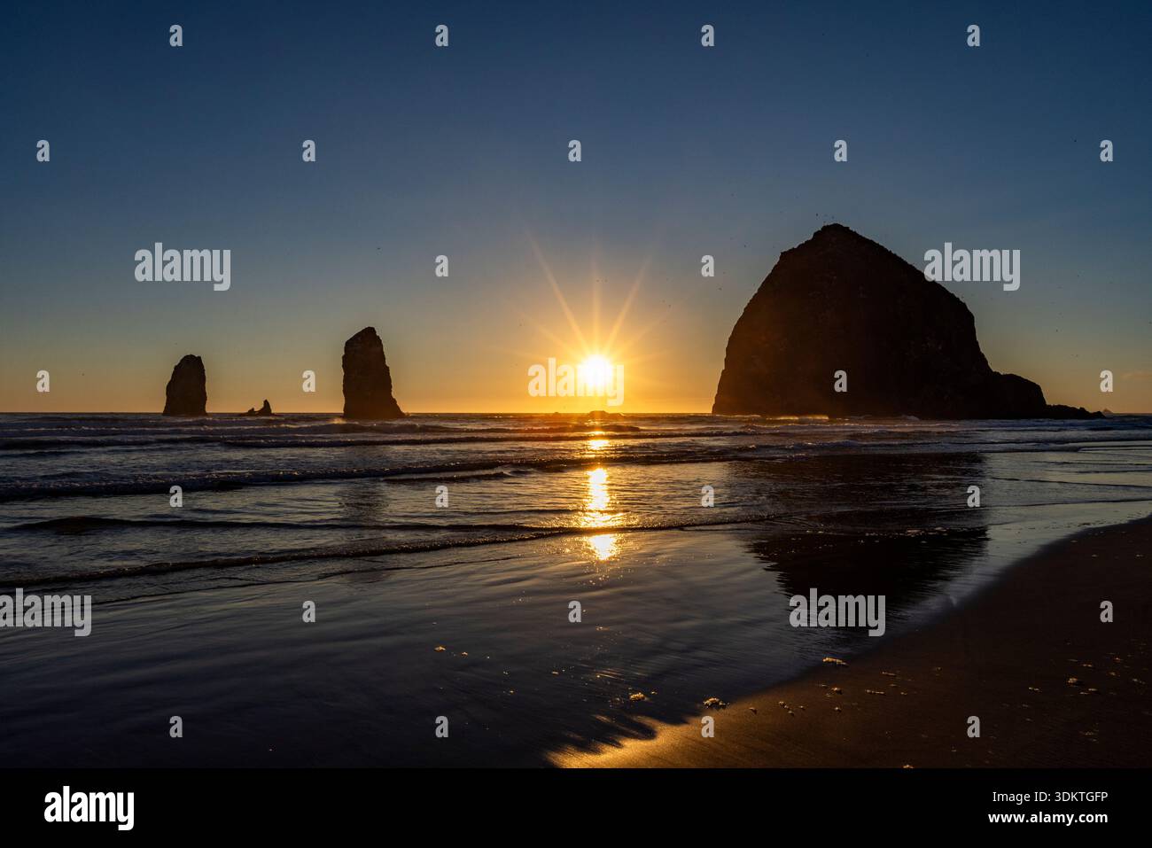 USA, Oregon, Sonnenuntergang hinter Heuhaufen am Cannon Beach Stockfoto