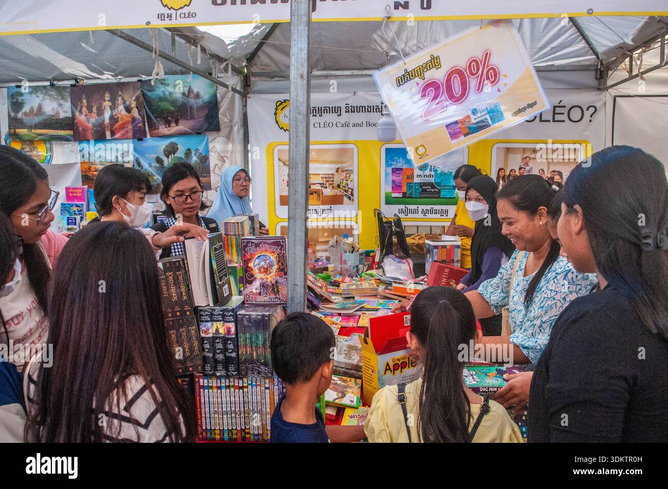 Ein Bücherstand unter freiem Himmel auf der Kambodschanischen National Book Fair. Koh Pich (Diamanteninsel), Phnom Penh, Kambodscha. © Kraig Lieb Stockfoto