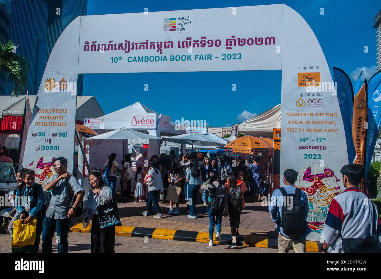 Junge Kambodschaner gehen in und aus dem Eingang zur Kambodschanischen Nationalbuchmesse. Koh Pich (Diamanteninsel), Phnom Penh, Kambodscha. © Kraig Lieb Stockfoto