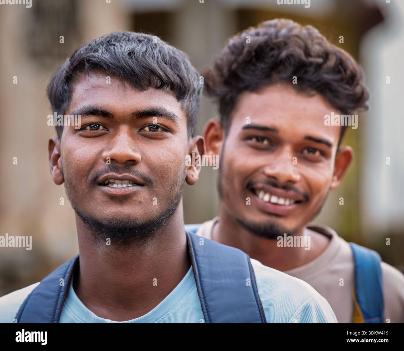 Porträt von zwei jungen männlichen Indianern, Odisha, Indien Stockfoto