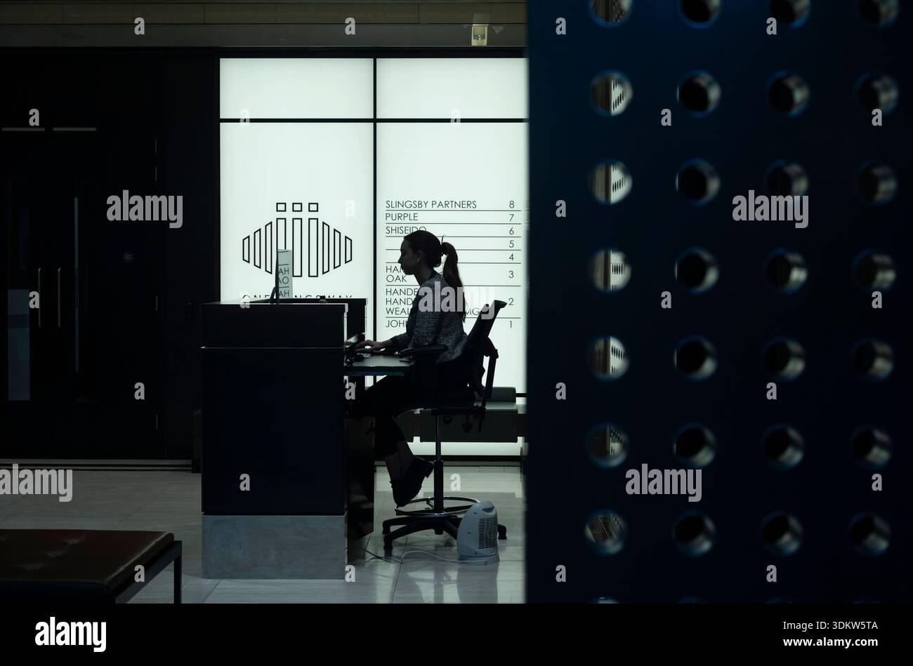 Eine Geschäftssekretärin betreibt die Rezeption in einem Kingsway Bürogebäude im Zentrum von London, England, Vereinigtes Königreich Stockfoto