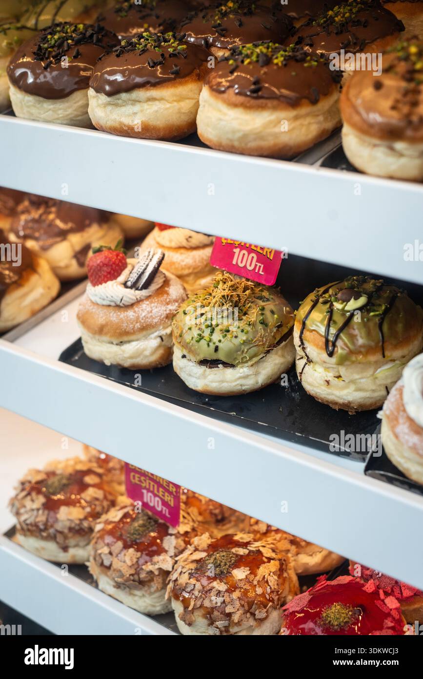 Vertikale Details einiger Süßigkeiten, die auf dem Kadikoy-Markt auf der asiatischen Seite Istanbuls verkauft werden Stockfoto