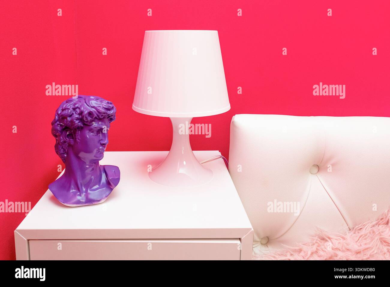 Details des modernen Innendesigns elektrische Leuchten Lampen beleuchtetes Licht im Zimmer Stockfoto