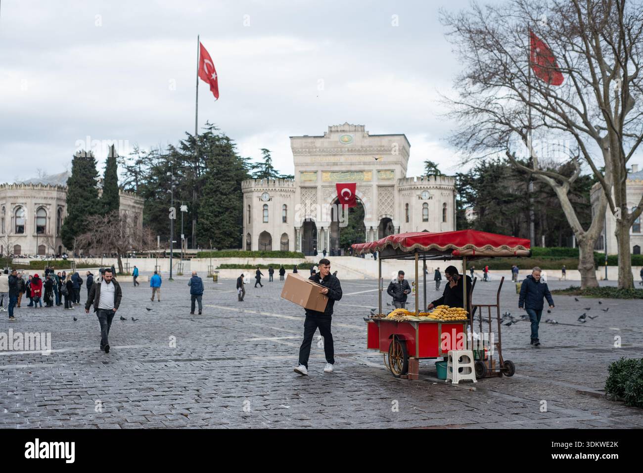 Ein Moment des täglichen Lebens auf dem Platz vor dem Eingang der Universität. Istanbul, Türkiye Stockfoto