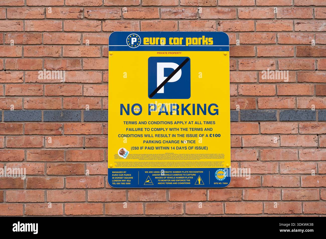 Euro-Parkplätze, kein Parkschild, befestigt an einer Ziegelwand im öffentlichen Bereich in Großbritannien. Stockfoto