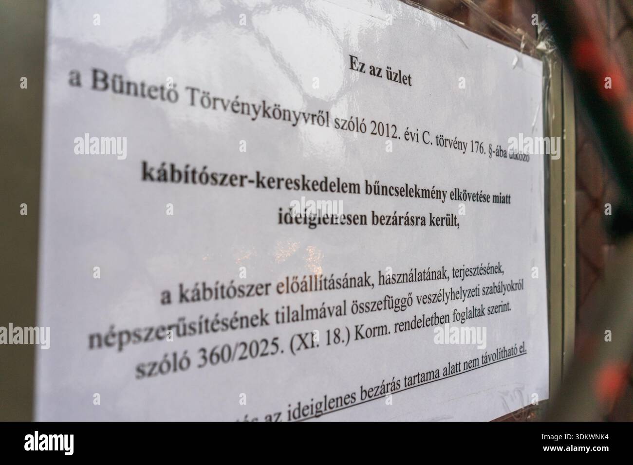 Foto eines Hinweises über einen ungarischen Laden, der wegen Drogendelikten aufgrund strengerer Antidrogengesetze vorübergehend geschlossen wurde und die Polizei zur Schließung ermächtigt. Stockfoto