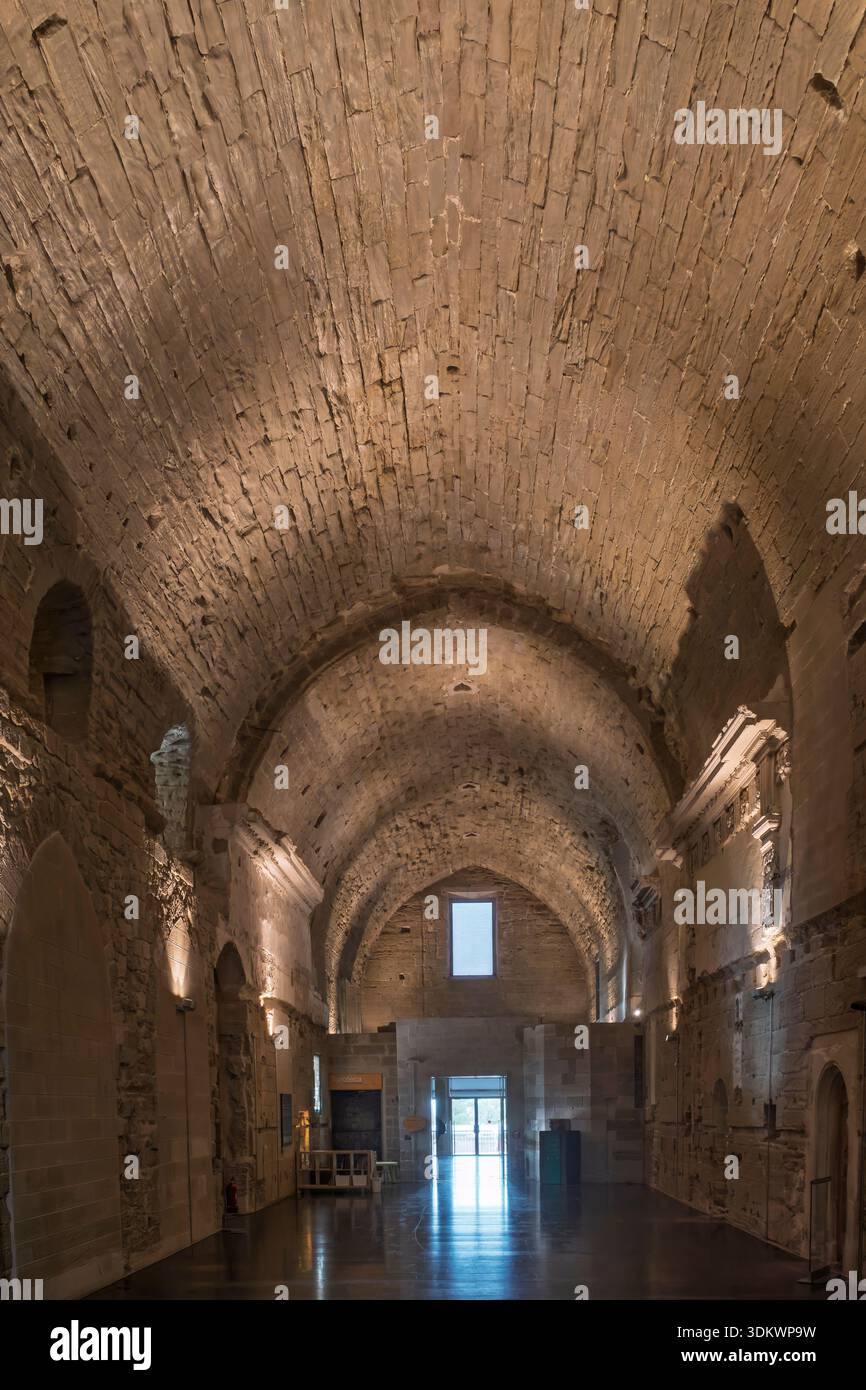 Innenansicht der Kathedrale Seu Vella in Lleida, Spanien, mit gotischen Steinbögen, gewölbten Decken und mittelalterlichem religiösen Architekturerbe Stockfoto