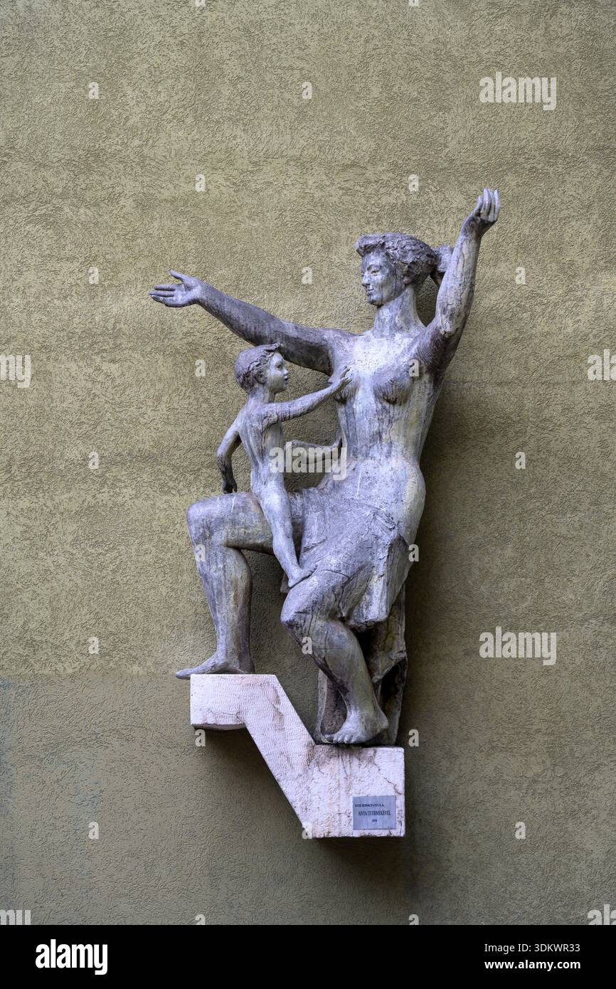 Anya gyermekével - Mutter mit ihrem Kind Künstler: Kiss Kovács Gyula (1922–1984) Jahr: 1959 Material: Bronze (auf Kalkstein montiert). Es ist eine von Stockfoto