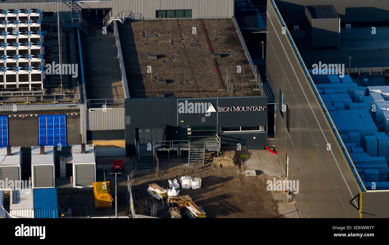 Datacenter Iron Mountain, Niederlande - 24. Januar 2026: Aus der Vogelperspektive der Iron Mountain-Anlage wird eine Komposition aus geometrischen Formen und indus sichtbar Stockfoto