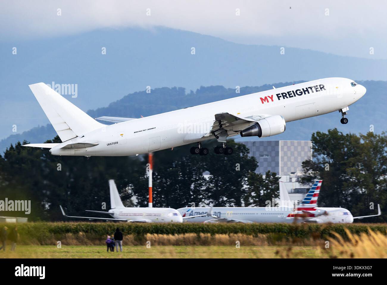 Mein Frachter Boeing 767-300F Registrierung UK-67009 startet vom Flughafen Ostrava (OSR), Tschechische Republik, 18. September 2025 Stockfoto