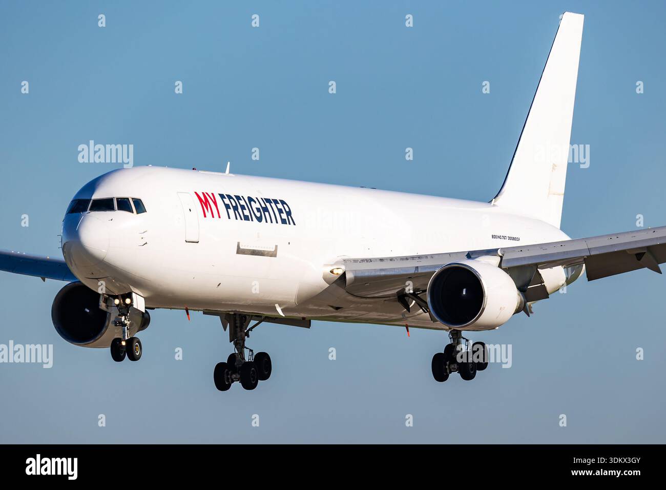 Mein Frachter Boeing 767-300F, Registrierung UK-67020 auf Endanflug zum Flughafen Ostrava (OSR), Tschechische Republik, 20. September 2025 Stockfoto