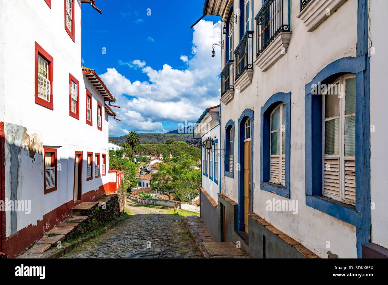 Historische Gassen, Straßen und Hänge, eingebettet in die Hügel der Stadt Ouro Preto. Stockfoto