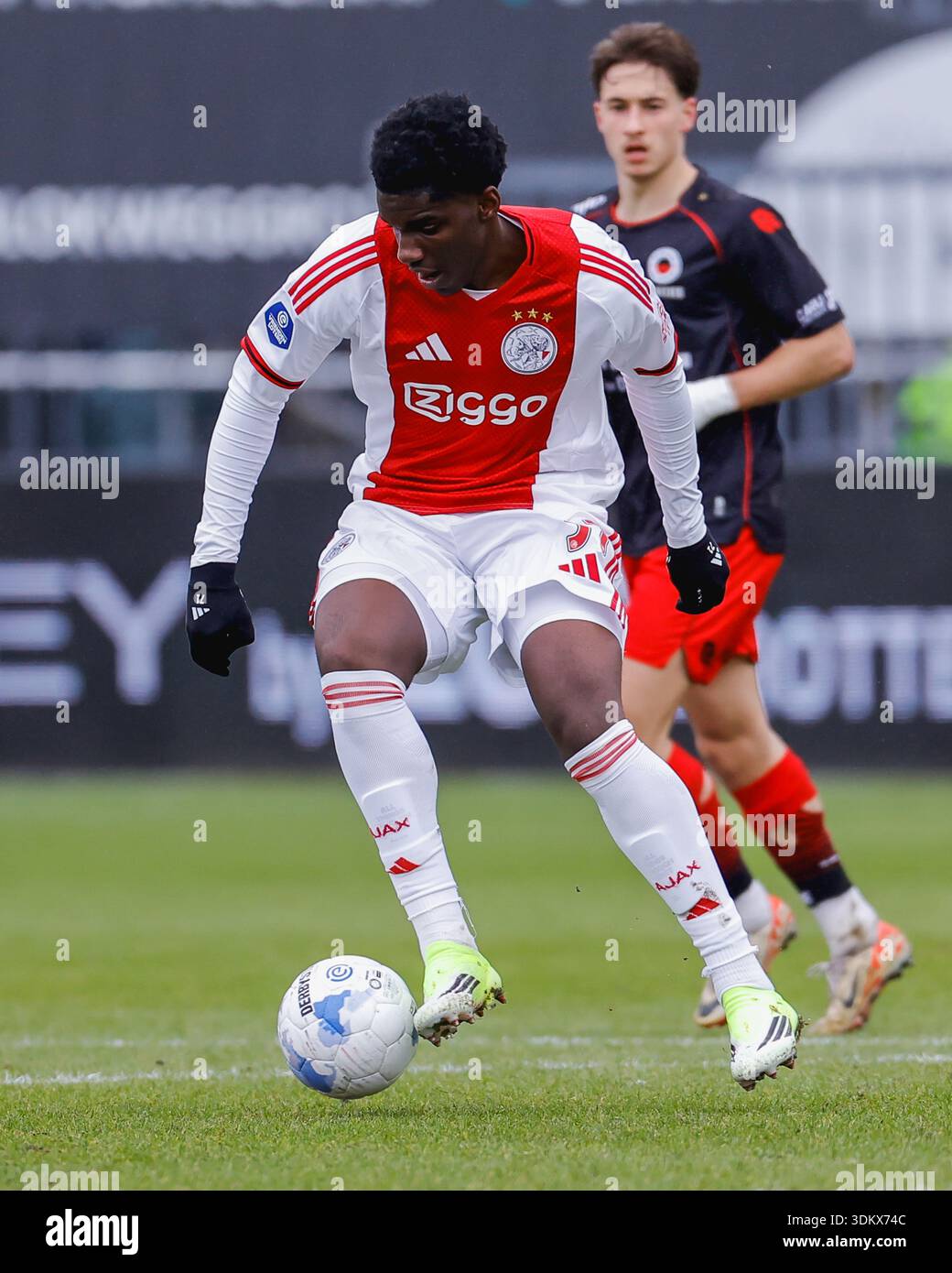 Rotterdam: Jinairo Johnson vom AFC Ajax Amsterdam kontrolliert den Ball während der 21. Wettkampfrunde der Eredivisie Saison 2025/2026. Das Spiel findet am 1. Februar 2026 im Stadion Woudestein zwischen Excelsior Rotterdam und Ajax Amsterdam statt. (VK Sportphoto/Raymond Smit) Stockfoto