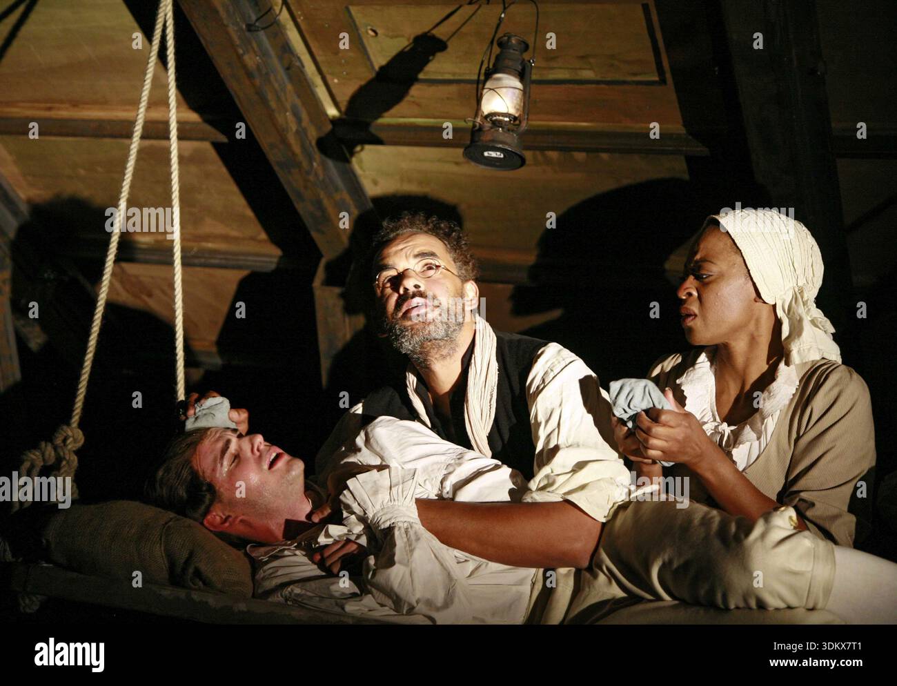 Sick on the Voyage, l-r: Ed Hughes (John Clarkson), Peter de Jersey (David George), Dawn Hope (Phyllis George) in ROUGH CROSSINGS von Simon Schama im Lyric Hammersmith, London W6 28/09/2007 adaptiert für die Bühne von Caryl Phillips Musik & Sound: Adam Cork Design: Laura Hopkins Beleuchtung: Paul Pyant Video & Projektion Design: Lorna Heavey Bewegung: Liz Ranken Regie: Rupert Goold Stockfoto