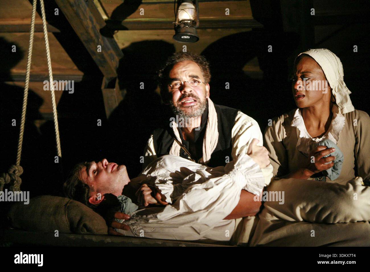 Sick on the Voyage, l-r: Ed Hughes (John Clarkson), Peter de Jersey (David George), Dawn Hope (Phyllis George) in ROUGH CROSSINGS von Simon Schama im Lyric Hammersmith, London W6 28/09/2007 adaptiert für die Bühne von Caryl Phillips Musik & Sound: Adam Cork Design: Laura Hopkins Beleuchtung: Paul Pyant Video & Projektion Design: Lorna Heavey Bewegung: Liz Ranken Regie: Rupert Goold Stockfoto