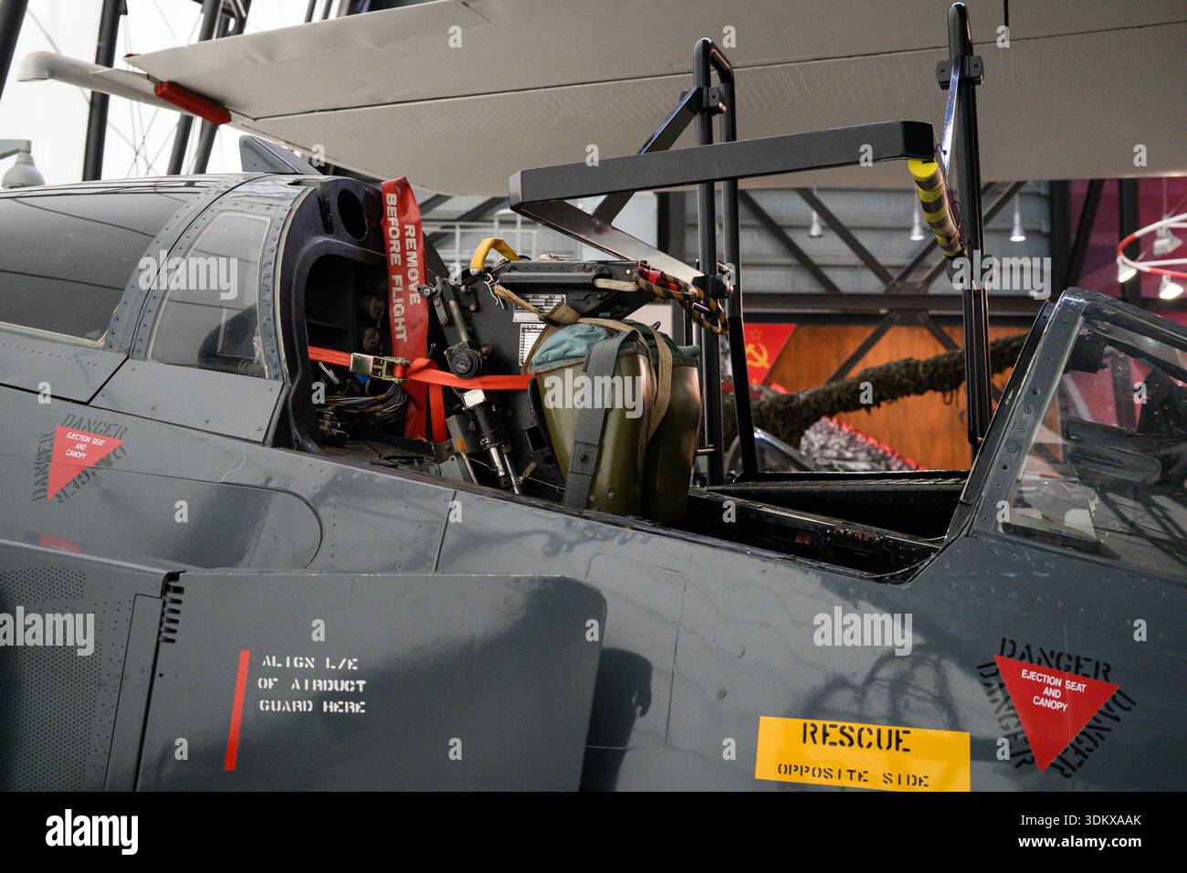 Cosford, Shifnal, Großbritannien, 31. Januar 2026: Nahaufnahme eines Cockpits eines Oldtimer-Militärflugzeugs mit detaillierter Instrumentierung. Cosford RAF Museum. Stockfoto