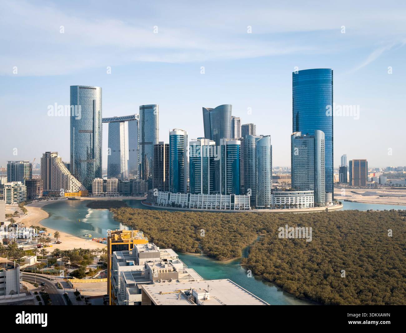 Ein atemberaubender Blick auf die Insel Reem in Abu Dhabi, Vereinigte Arabische Emirate, mit modernen Wolkenkratzern, Bauvorhaben am Wasser und zeitgenössischer Atmosphäre Stockfoto