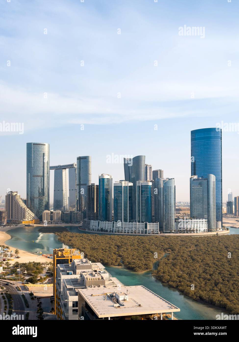 Ein atemberaubender Blick auf die Insel Reem in Abu Dhabi, Vereinigte Arabische Emirate, mit modernen Wolkenkratzern, Bauvorhaben am Wasser und zeitgenössischer Atmosphäre Stockfoto