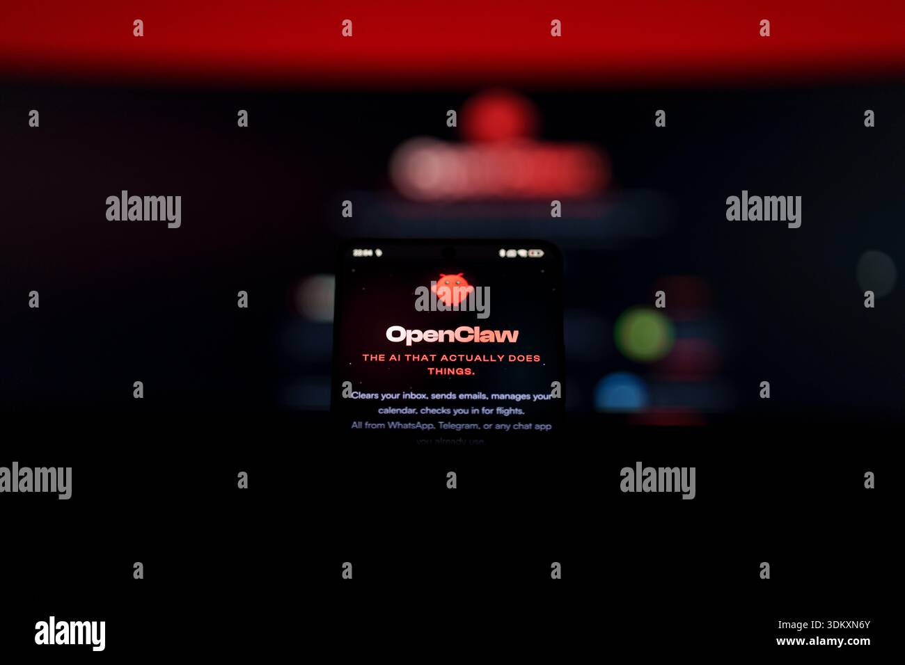 Website-Homepage für OpenClaw, ein KI-Assistent-Tool mit einem roten Roboter-Maskottchen auf dunklem Hintergrund. Hochwertige Fotos Stockfoto