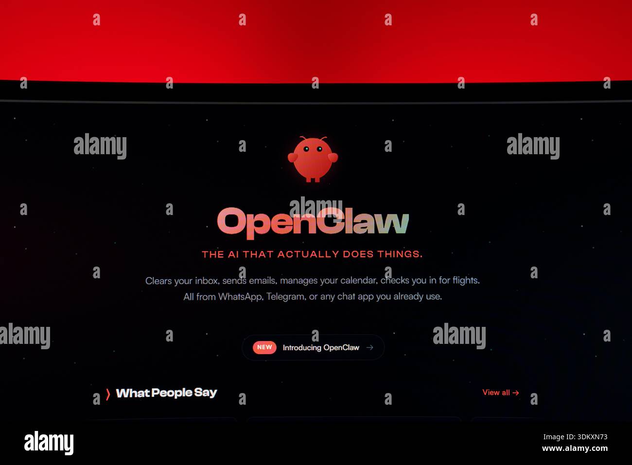 Website-Homepage für OpenClaw, ein KI-Assistent-Tool mit einem roten Roboter-Maskottchen auf dunklem Hintergrund. Hochwertige Fotos Stockfoto