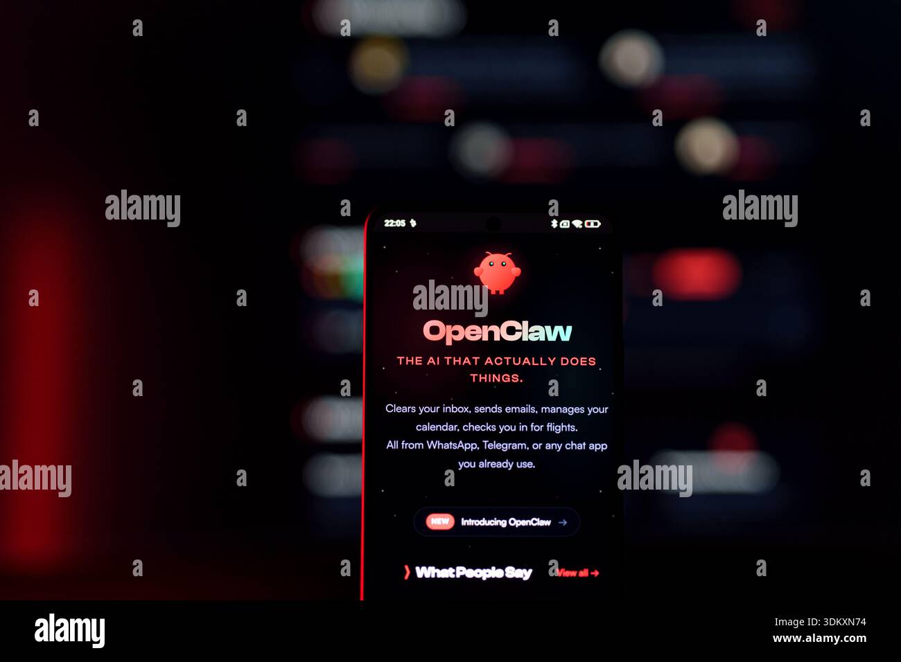 Website-Homepage für OpenClaw, ein KI-Assistent-Tool mit einem roten Roboter-Maskottchen auf dunklem Hintergrund. Hochwertige Fotos Stockfoto