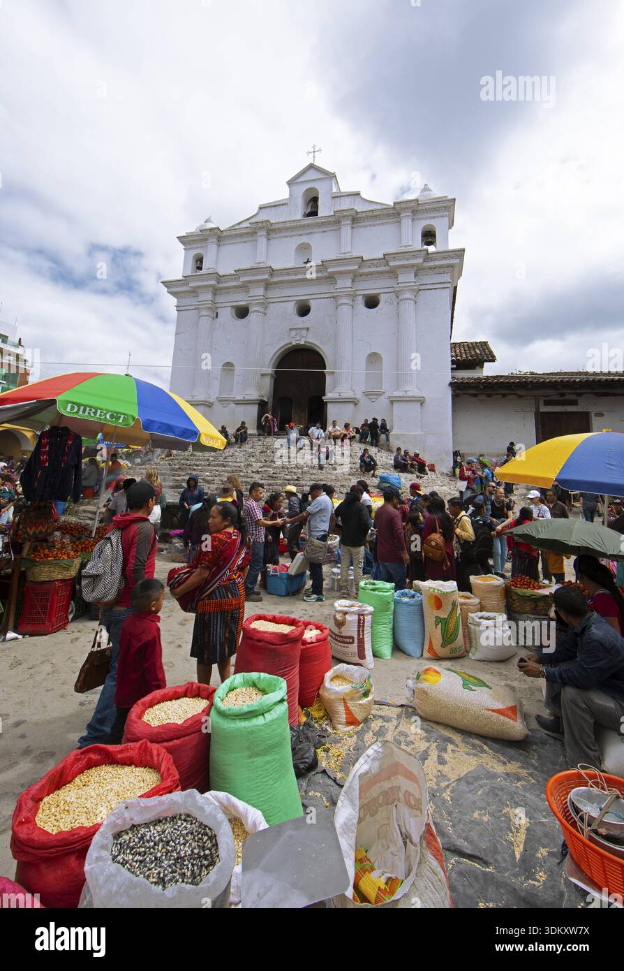 Markt in Chichicastenango, hinten die Kirche Santo Tomas, Highlands, El Quiche Department, Guatemala Stockfoto