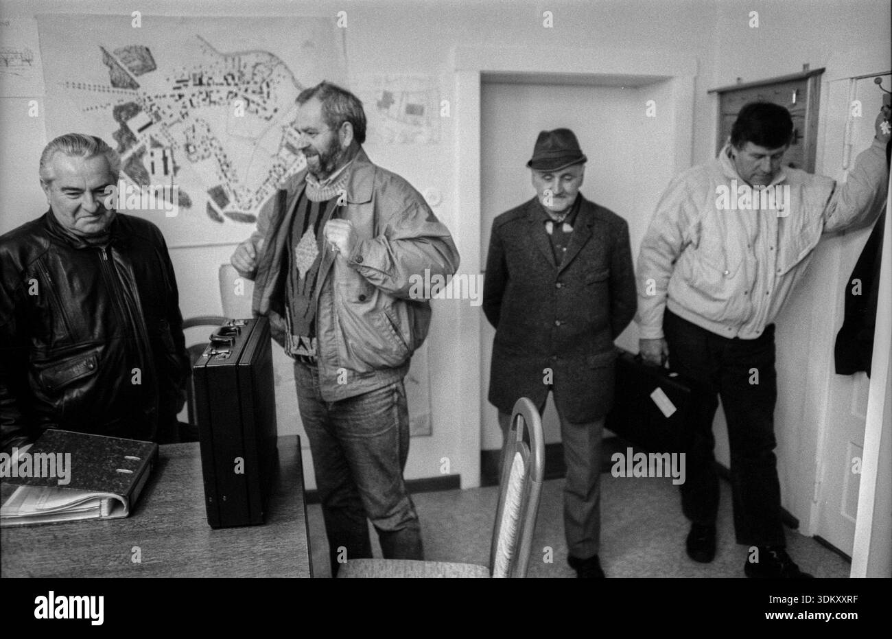 Deutschland, Schweinrich, 12.11.1992, Bürger des Dorfes Schweinrich diskutieren über Maßnahmen zur Verhinderung der Übernahme der Ruppiner Heide Militär traini Stockfoto
