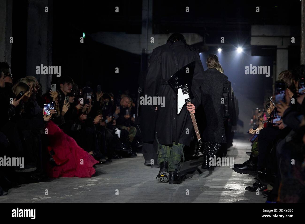 Berlin, Deutschland, 2. Februar 2026. Models laufen in Gruppensequenzen während des Modeschauen-Finales der John Lawrence Sullivan Herbst/Winter 2026 Kollektion auf der Berlin Fashion Week auf dem Laufsteg. Der letzte Rundgang zeigt eine Reihe dunkler, kantiger, maßgeschneiderter Ensembles, die sich über den Betonsteg von der Kamera weg bewegen. Die Präsentation im Industriestandort Kraftwerk zeigt eine subkulturelle Ästhetik, die unter dramatischen Dachstrahlern festgehalten wird. Eine Menge von Gästen und Zuschauern der Modebranche säumen beide Seiten des schwach beleuchteten Raumes. Quelle: Felix Wolf/Alamy Live News Stockfoto