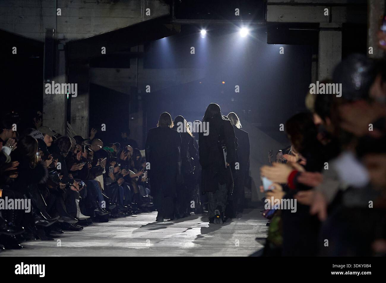 Berlin, Deutschland, 2. Februar 2026. Models laufen in Gruppensequenzen während des Modeschauen-Finales der John Lawrence Sullivan Herbst/Winter 2026 Kollektion auf der Berlin Fashion Week auf dem Laufsteg. Der letzte Rundgang zeigt eine Reihe dunkler, kantiger, maßgeschneiderter Ensembles, die sich über den Betonsteg von der Kamera weg bewegen. Die Präsentation im Industriestandort Kraftwerk zeigt eine subkulturelle Ästhetik, die unter dramatischen Dachstrahlern festgehalten wird. Eine Menge von Gästen und Zuschauern der Modebranche säumen beide Seiten des schwach beleuchteten Raumes. Quelle: Felix Wolf/Alamy Live News Stockfoto