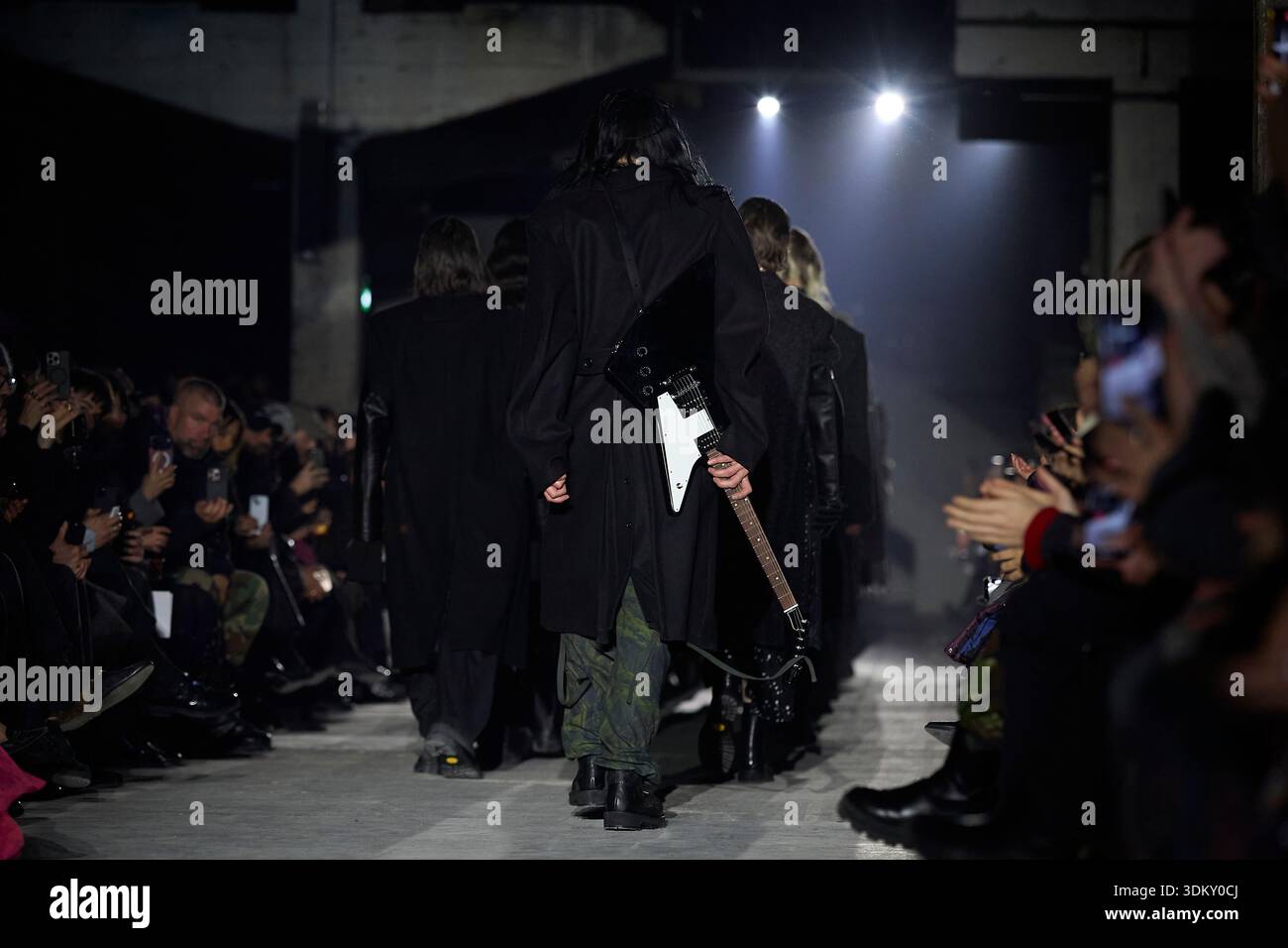 Berlin, Deutschland, 2. Februar 2026. Models laufen in Gruppensequenzen während des Modeschauen-Finales der John Lawrence Sullivan Herbst/Winter 2026 Kollektion auf der Berlin Fashion Week auf dem Laufsteg. Der letzte Rundgang zeigt eine Reihe dunkler, kantiger, maßgeschneiderter Ensembles, die sich über den Betonsteg von der Kamera weg bewegen. Die Präsentation im Industriestandort Kraftwerk zeigt eine subkulturelle Ästhetik, die unter dramatischen Dachstrahlern festgehalten wird. Eine Menge von Gästen und Zuschauern der Modebranche säumen beide Seiten des schwach beleuchteten Raumes. Quelle: Felix Wolf/Alamy Live News Stockfoto
