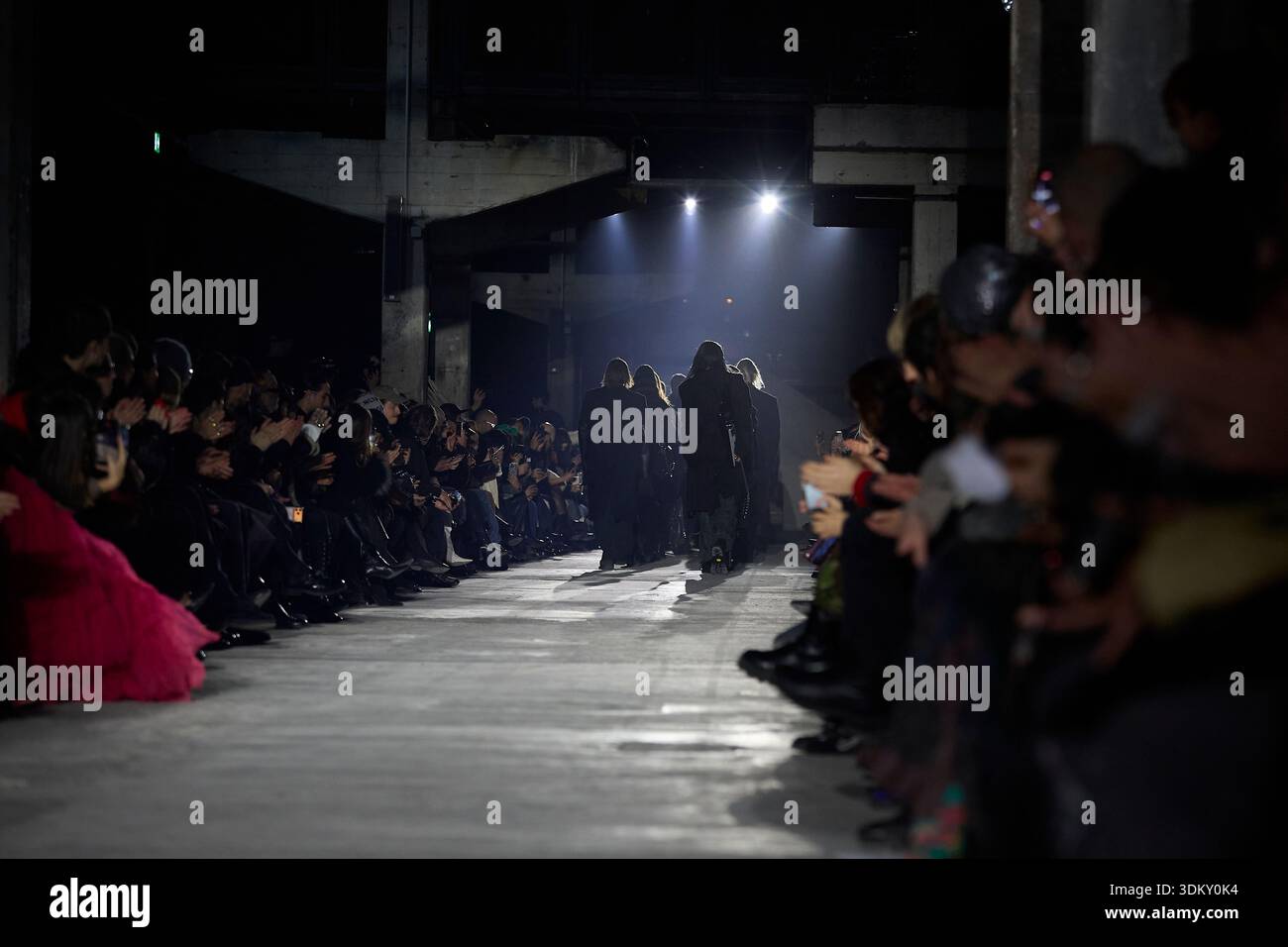 Berlin, Deutschland, 2. Februar 2026. Models laufen in Gruppensequenzen während des Modeschauen-Finales der John Lawrence Sullivan Herbst/Winter 2026 Kollektion auf der Berlin Fashion Week auf dem Laufsteg. Der letzte Rundgang zeigt eine Reihe dunkler, kantiger, maßgeschneiderter Ensembles, die sich über den Betonsteg von der Kamera weg bewegen. Die Präsentation im Industriestandort Kraftwerk zeigt eine subkulturelle Ästhetik, die unter dramatischen Dachstrahlern festgehalten wird. Eine Menge von Gästen und Zuschauern der Modebranche säumen beide Seiten des schwach beleuchteten Raumes. Quelle: Felix Wolf/Alamy Live News Stockfoto