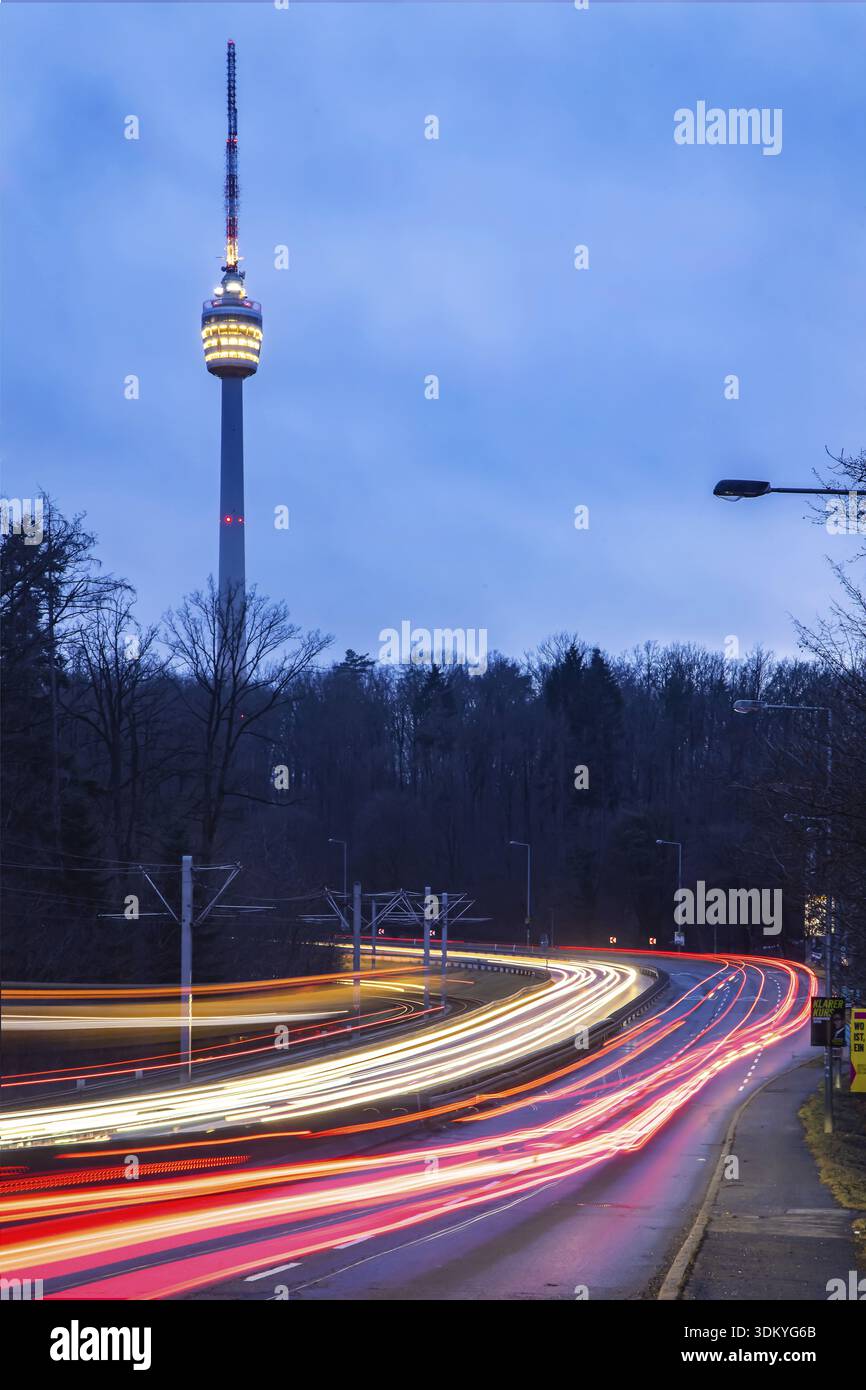 Der Fernsehturm ist das Wahrzeichen der Landeshauptstadt Stuttgart. Die Kanzel wird abends beleuchtet. Davor gibt es Lichtspuren Stockfoto