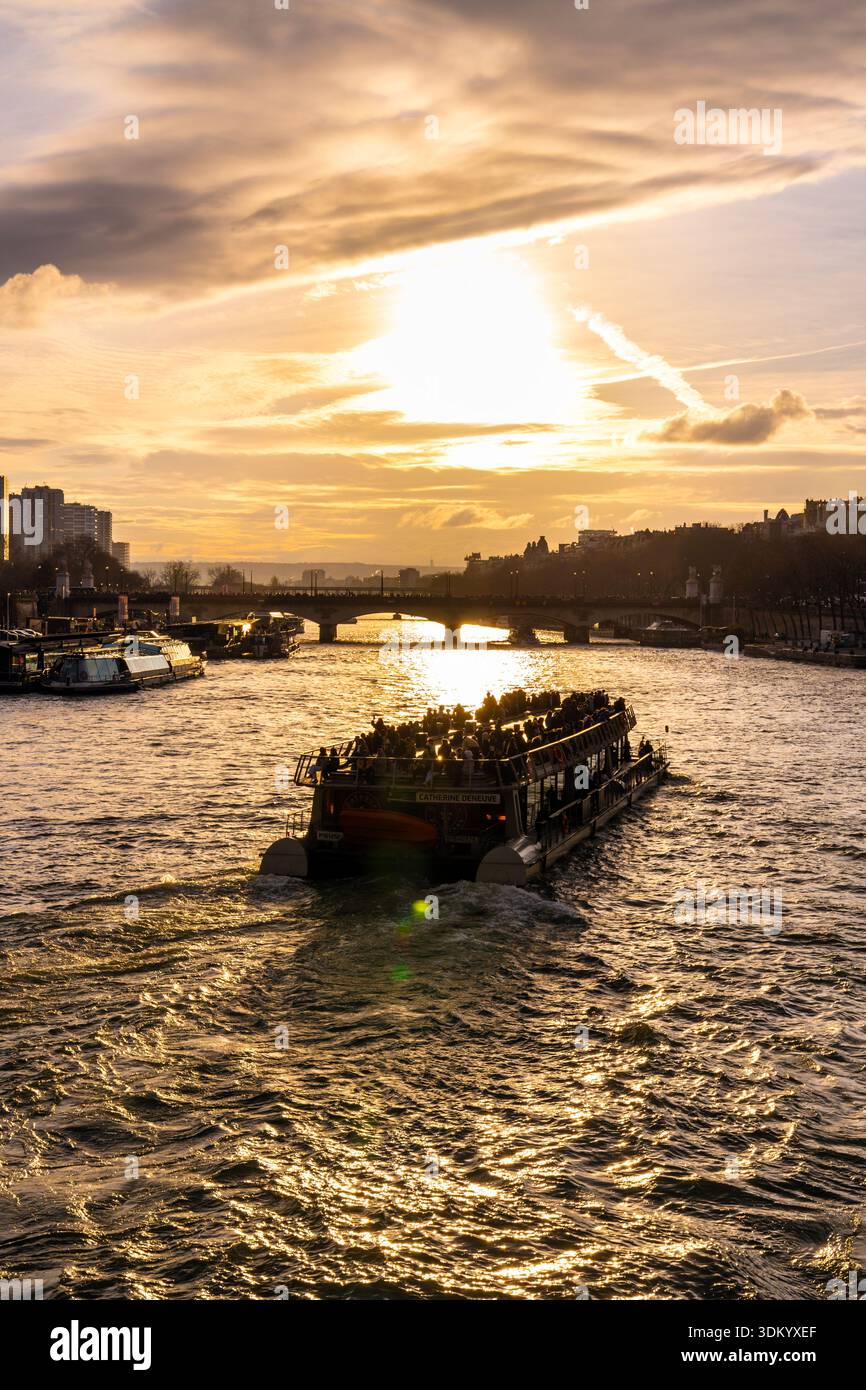 Bootstour bei Sonnenuntergang auf der seine auf einem Sightseeing-Boot, Paris Frankreich Stockfoto
