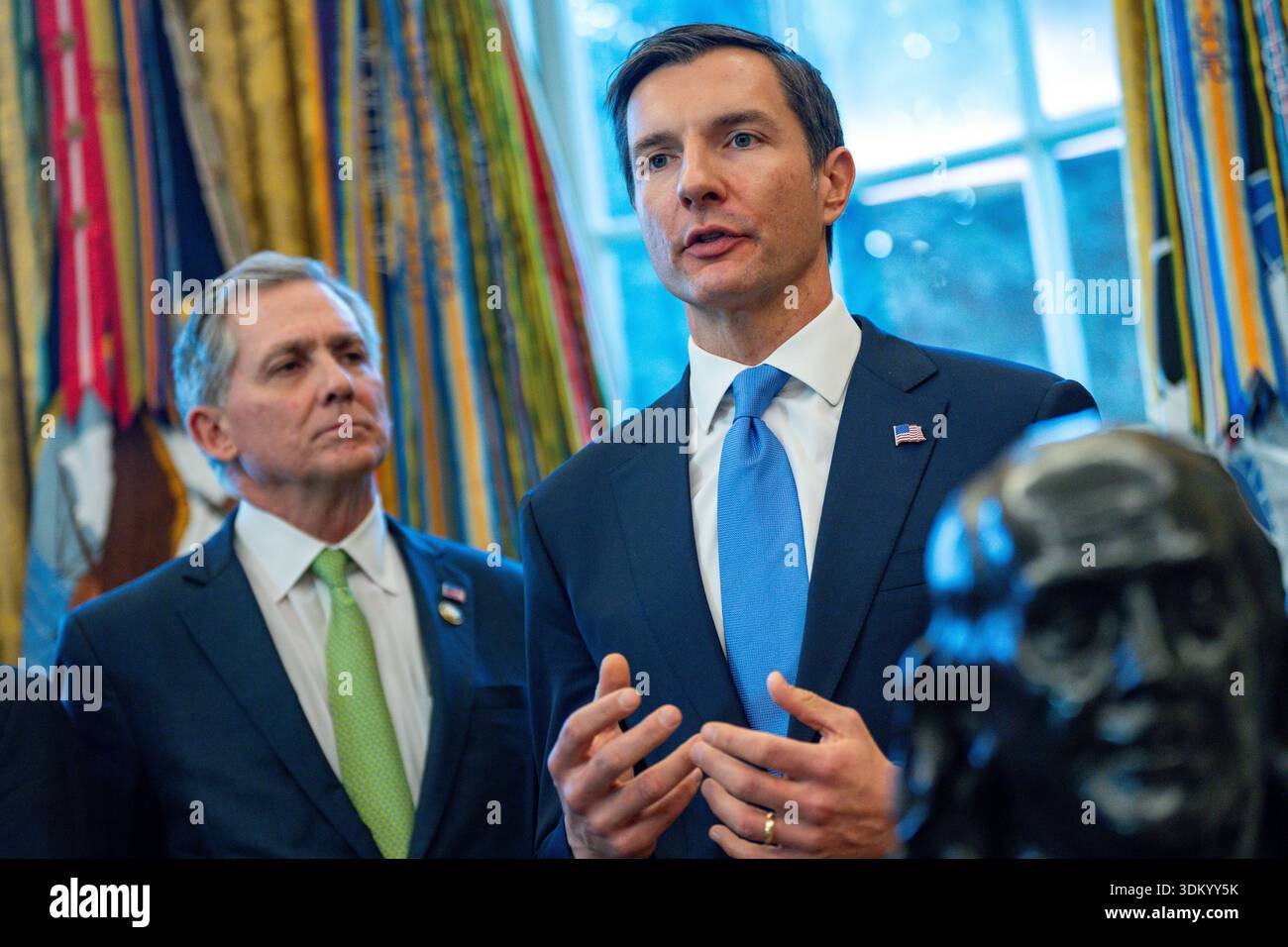 Washington, Vereinigte Staaten . Februar 2026. John Jovanovic, Präsident und Vorsitzender der Export-Import Bank of the United States (EXIM), spricht, während Präsident Donald Trump am Montag, den 2. Februar 2026, im Oval Office des Weißen Hauses in Washington, DC, die Schaffung einer kritischen Mineralreserve ankündigt. Trump kündigte die Schaffung eines „Project Vault“ an, eines Seltenerdbestands, um die Abhängigkeit von China für Seltenerden und andere Ressourcen zu verringern. Foto: Bonnie Cash/Pool/SIPA USA Credit: SIPA USA/Alamy Live News Stockfoto