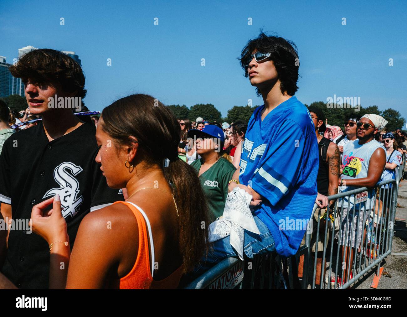 Musikfans warten auf einen Auftritt beim Lollapalooza Musikfestival am 2. August 2024 in Chicago, Illinois, USA. Stockfoto